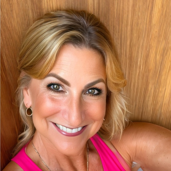 Meet your Posher, Debbie - Picture 1 of 5